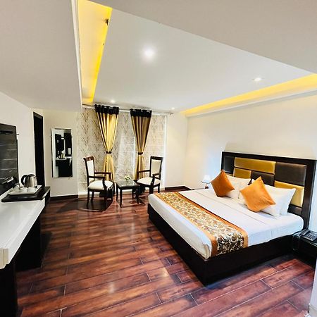 Hotel Aura Ip Grand Karkardooma Metro Station New Delhi Couple Friendly Экстерьер фото