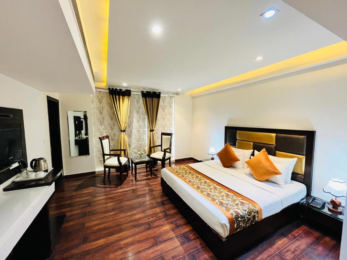 Hotel Aura Ip Grand Karkardooma Metro Station New Delhi Couple Friendly Экстерьер фото