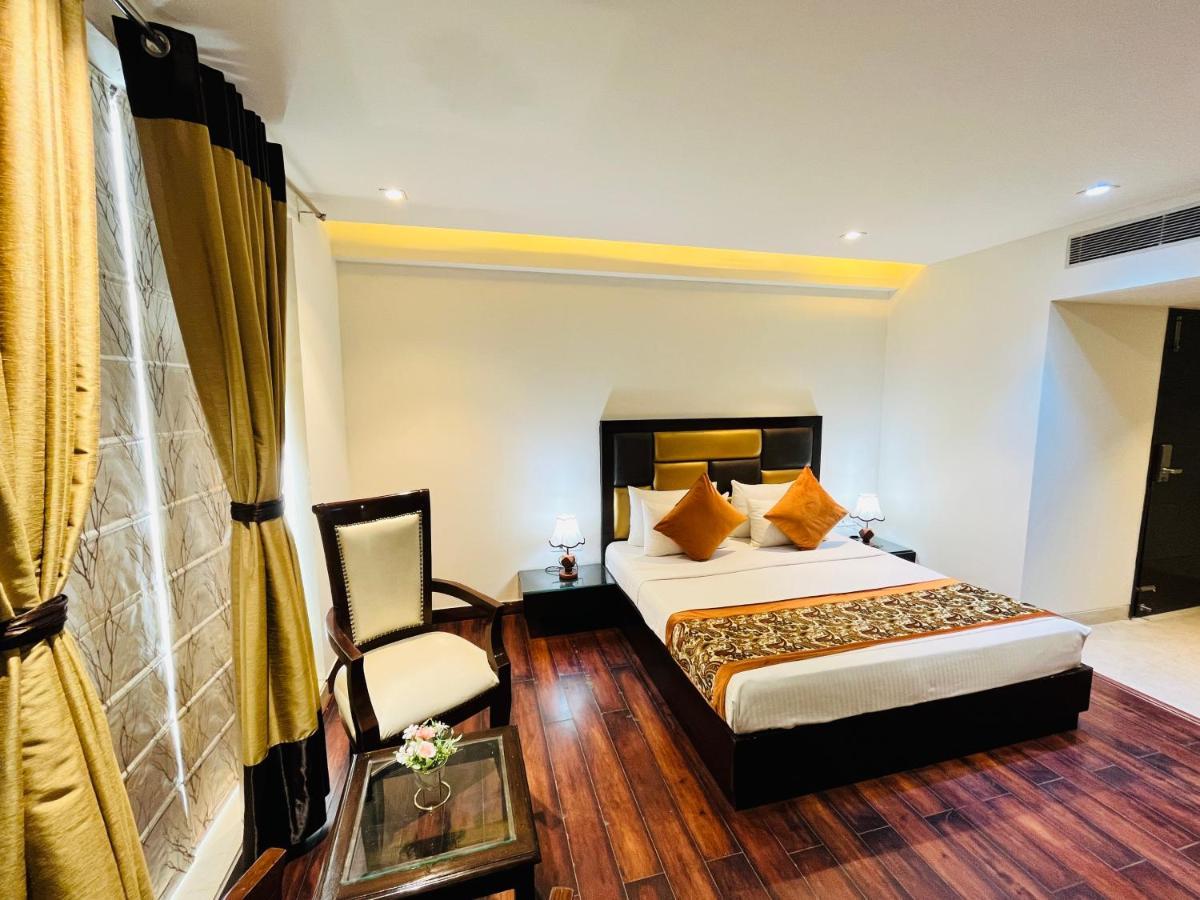 Hotel Aura Ip Grand Karkardooma Metro Station New Delhi Couple Friendly Экстерьер фото