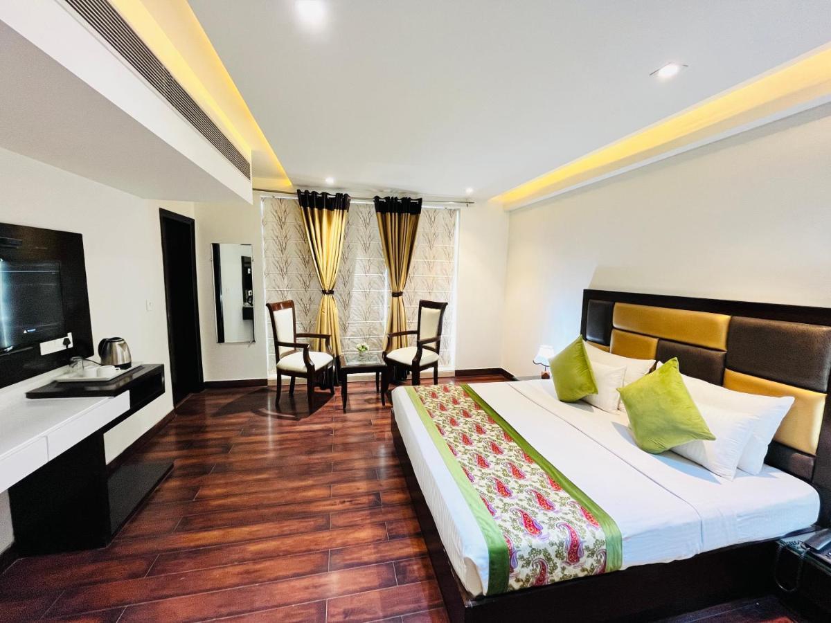 Hotel Aura Ip Grand Karkardooma Metro Station New Delhi Couple Friendly Экстерьер фото