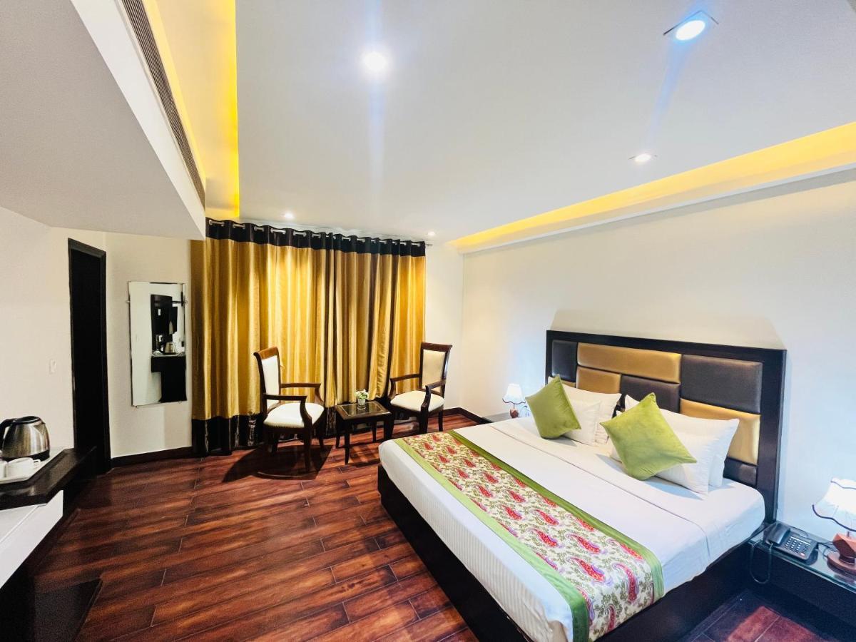 Hotel Aura Ip Grand Karkardooma Metro Station New Delhi Couple Friendly Экстерьер фото