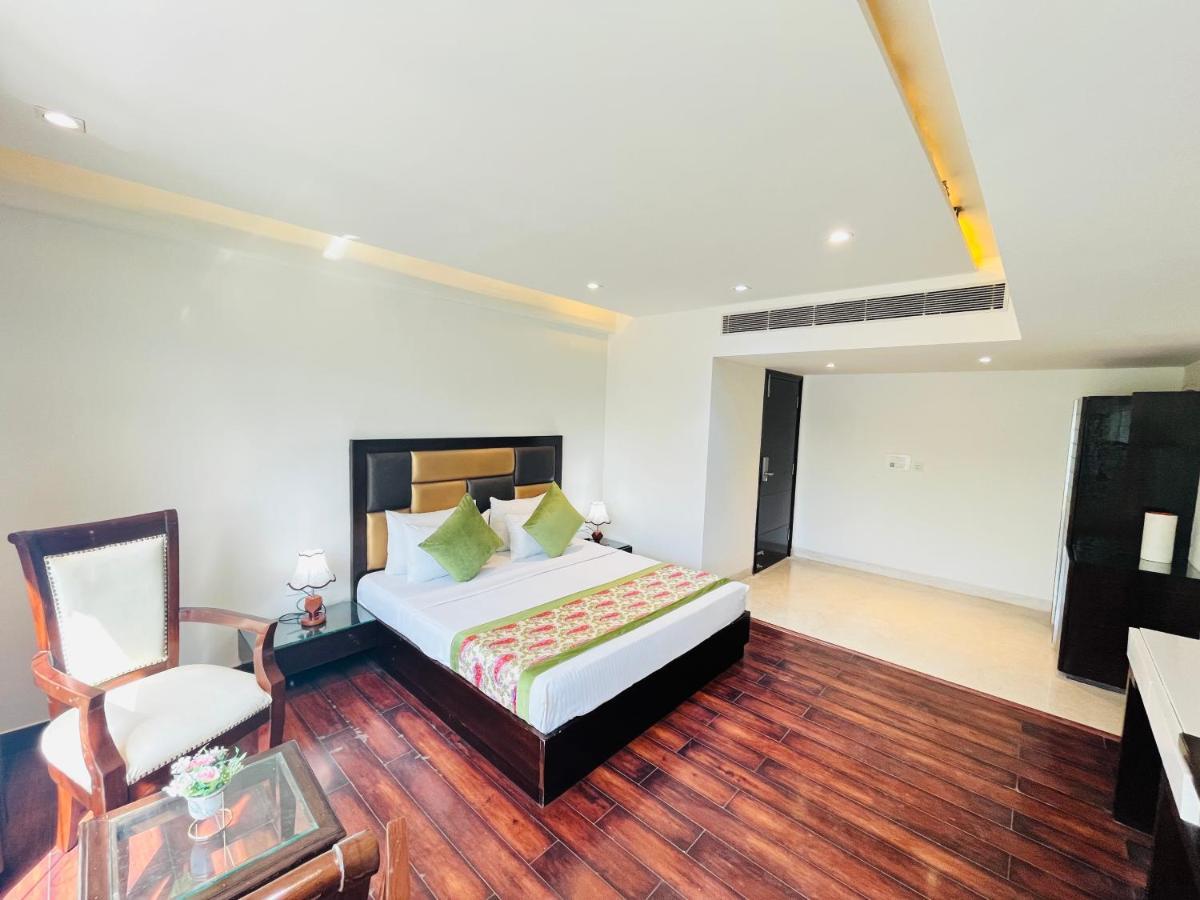 Hotel Aura Ip Grand Karkardooma Metro Station New Delhi Couple Friendly Экстерьер фото