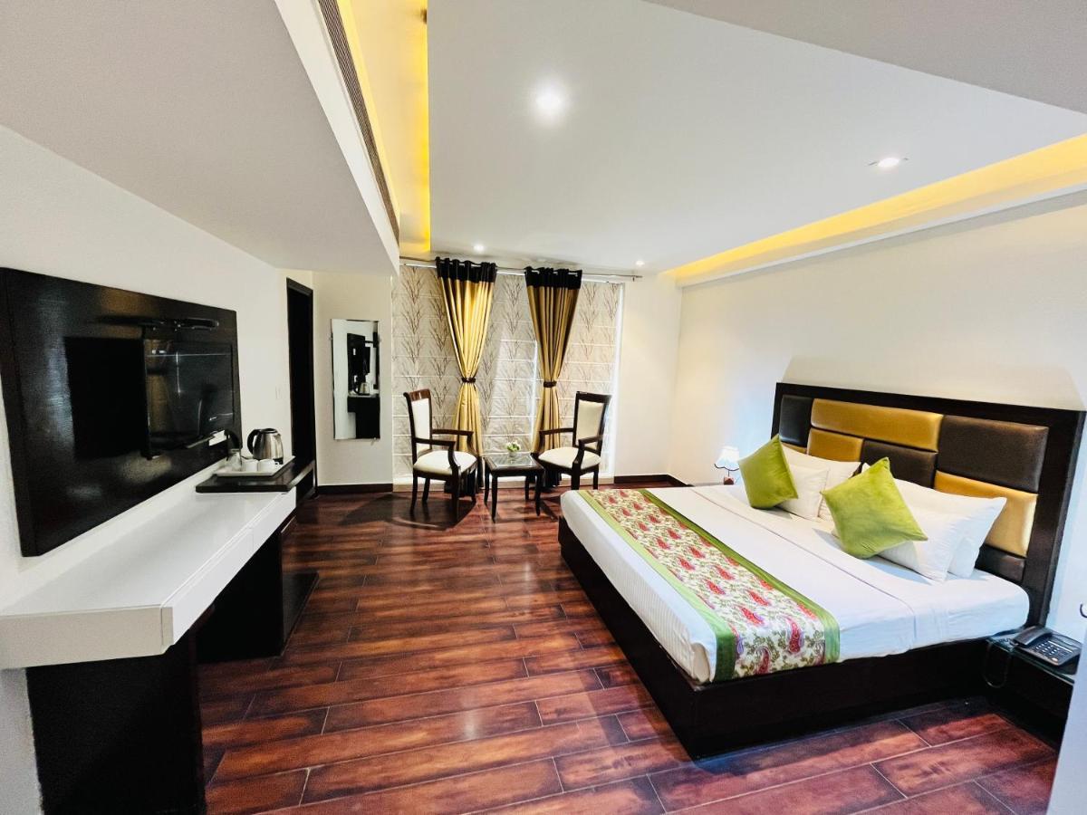 Hotel Aura Ip Grand Karkardooma Metro Station New Delhi Couple Friendly Экстерьер фото