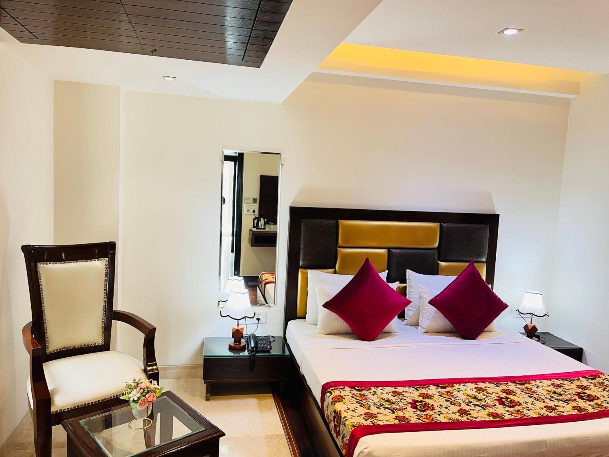 Hotel Aura Ip Grand Karkardooma Metro Station New Delhi Couple Friendly Экстерьер фото