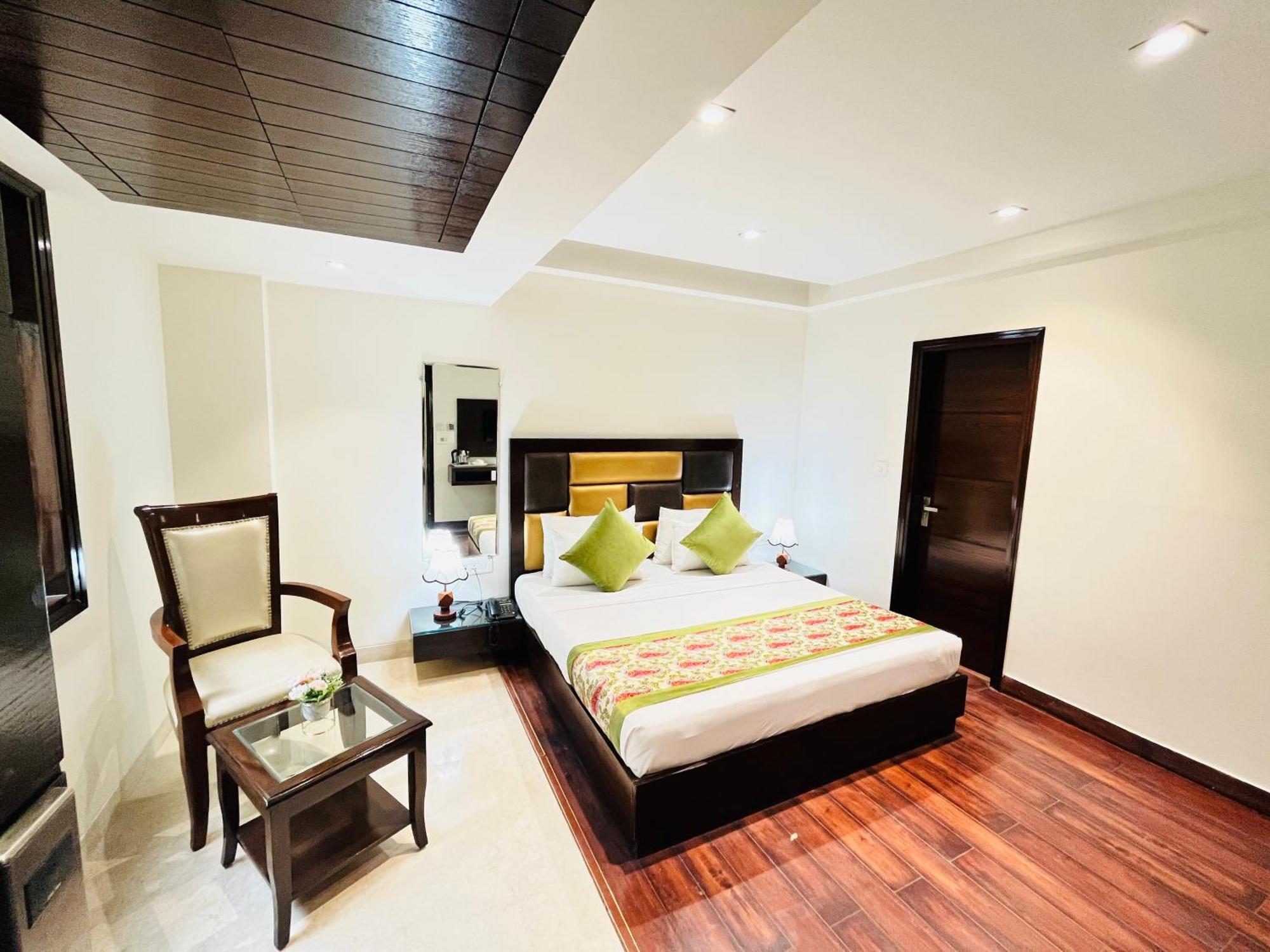 Hotel Aura Ip Grand Karkardooma Metro Station New Delhi Couple Friendly Экстерьер фото