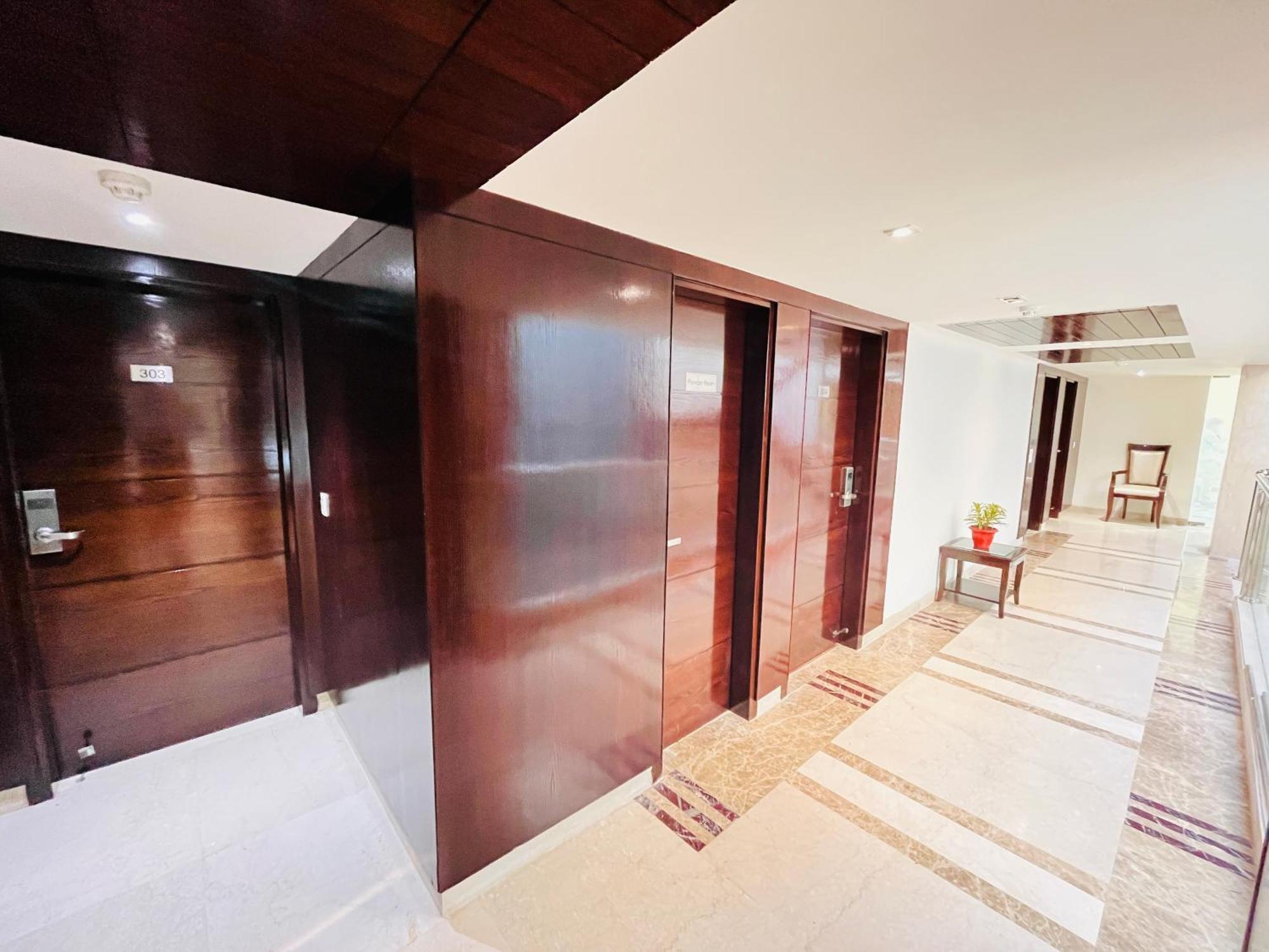 Hotel Aura Ip Grand Karkardooma Metro Station New Delhi Couple Friendly Экстерьер фото