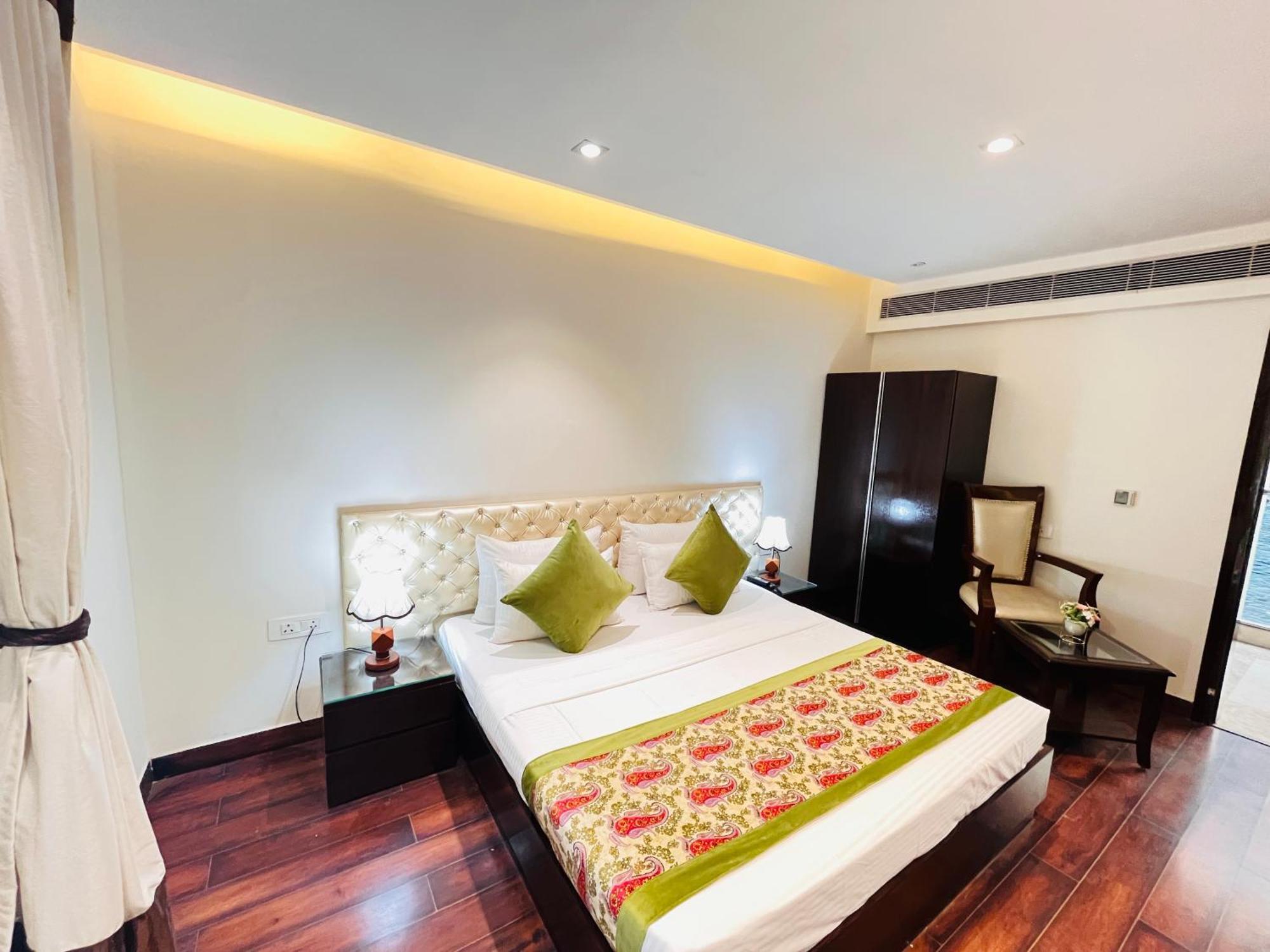 Hotel Aura Ip Grand Karkardooma Metro Station New Delhi Couple Friendly Экстерьер фото