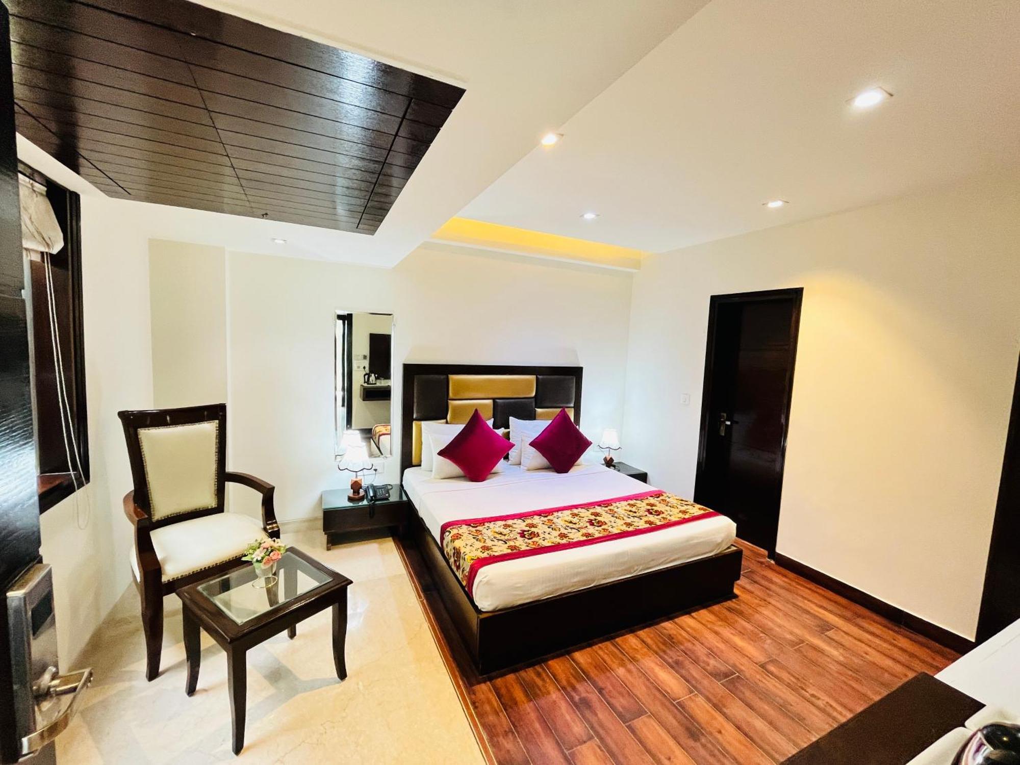 Hotel Aura Ip Grand Karkardooma Metro Station New Delhi Couple Friendly Экстерьер фото