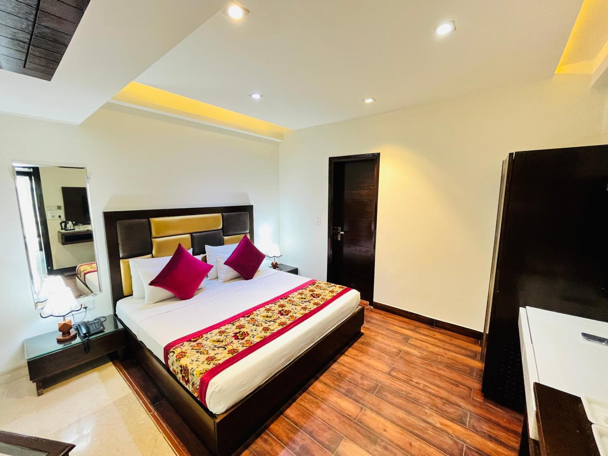 Hotel Aura Ip Grand Karkardooma Metro Station New Delhi Couple Friendly Экстерьер фото