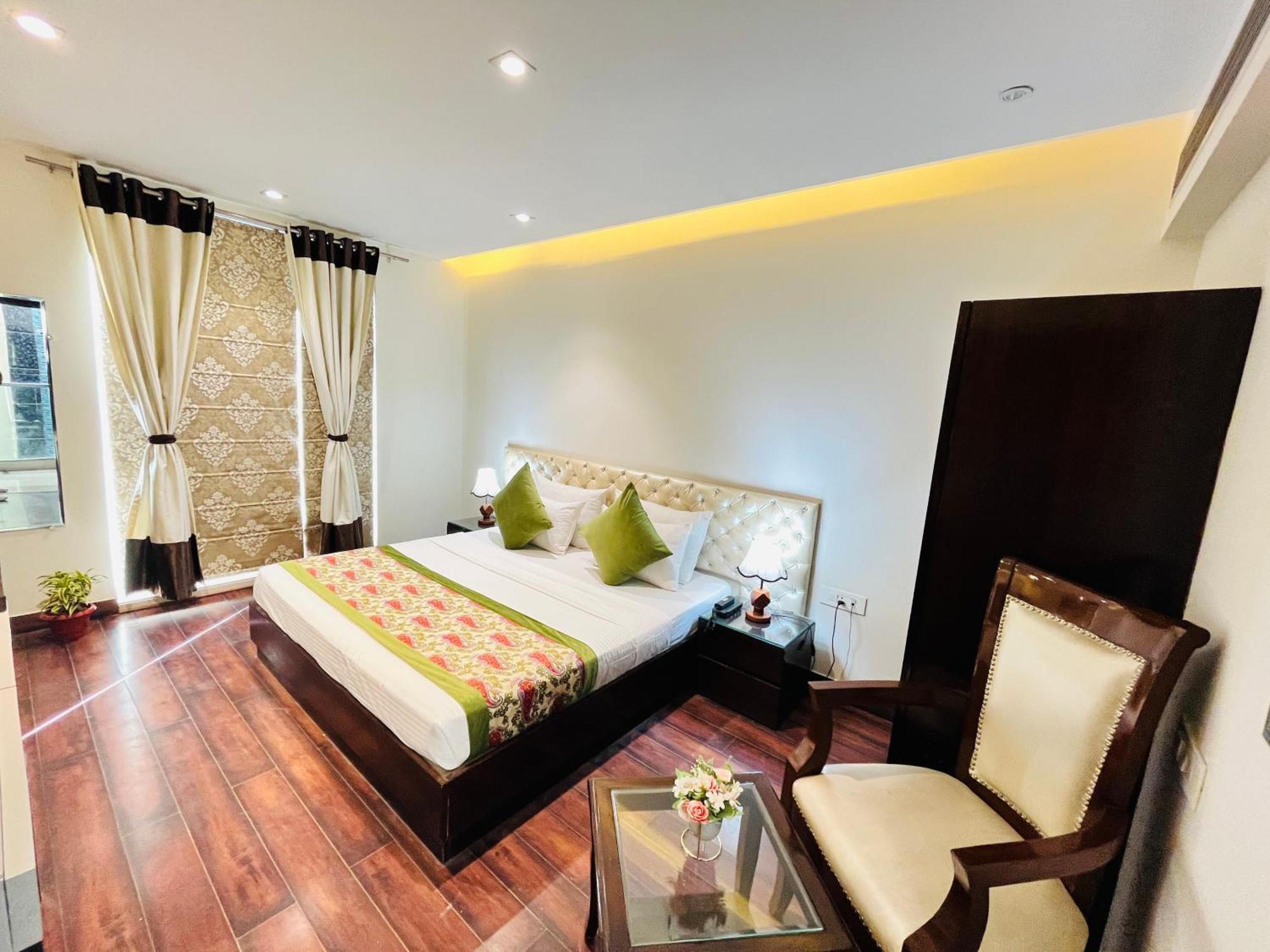 Hotel Aura Ip Grand Karkardooma Metro Station New Delhi Couple Friendly Экстерьер фото