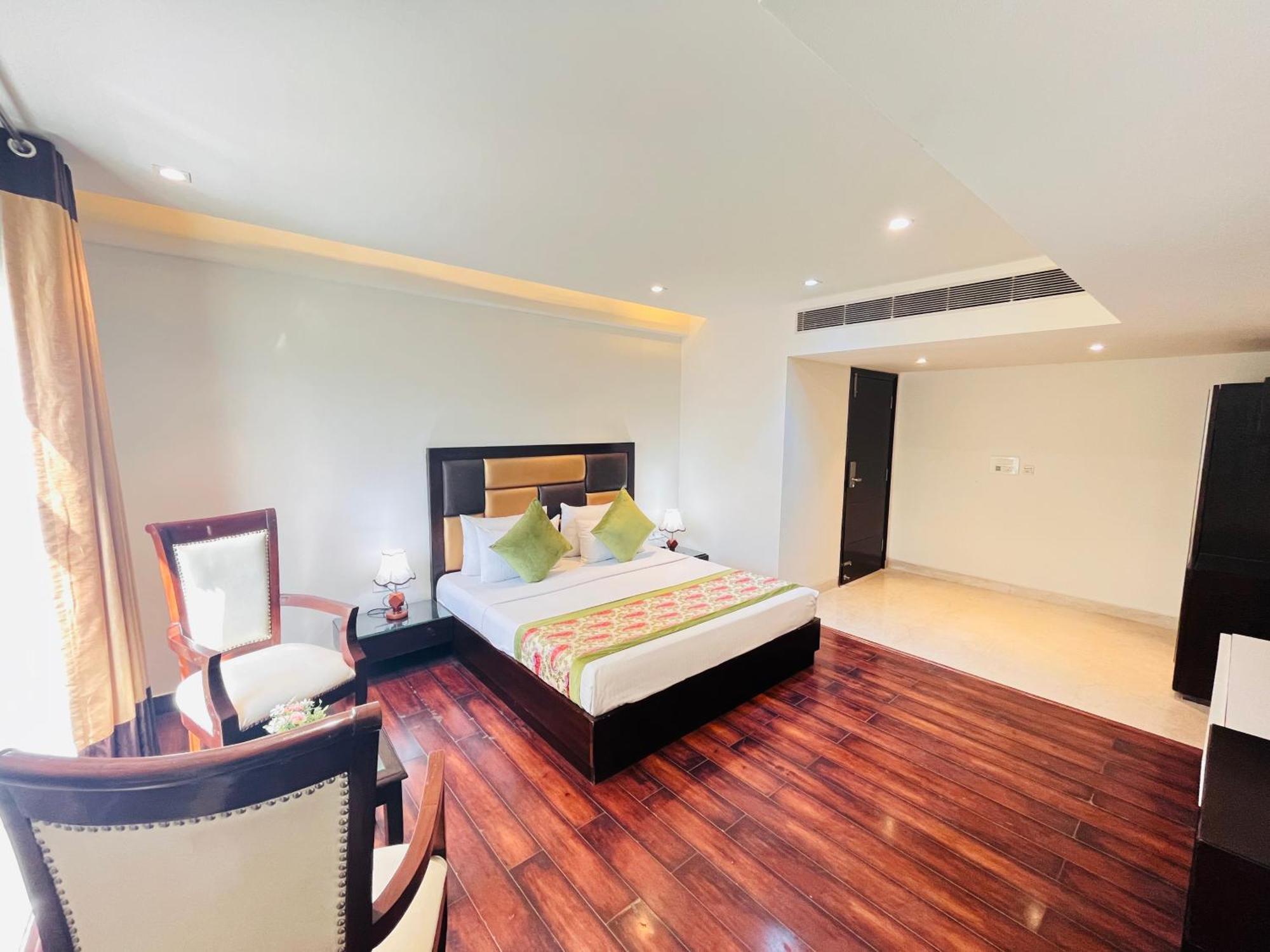 Hotel Aura Ip Grand Karkardooma Metro Station New Delhi Couple Friendly Экстерьер фото