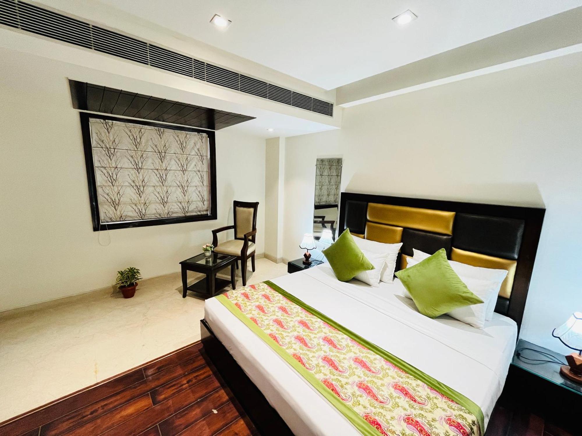 Hotel Aura Ip Grand Karkardooma Metro Station New Delhi Couple Friendly Экстерьер фото