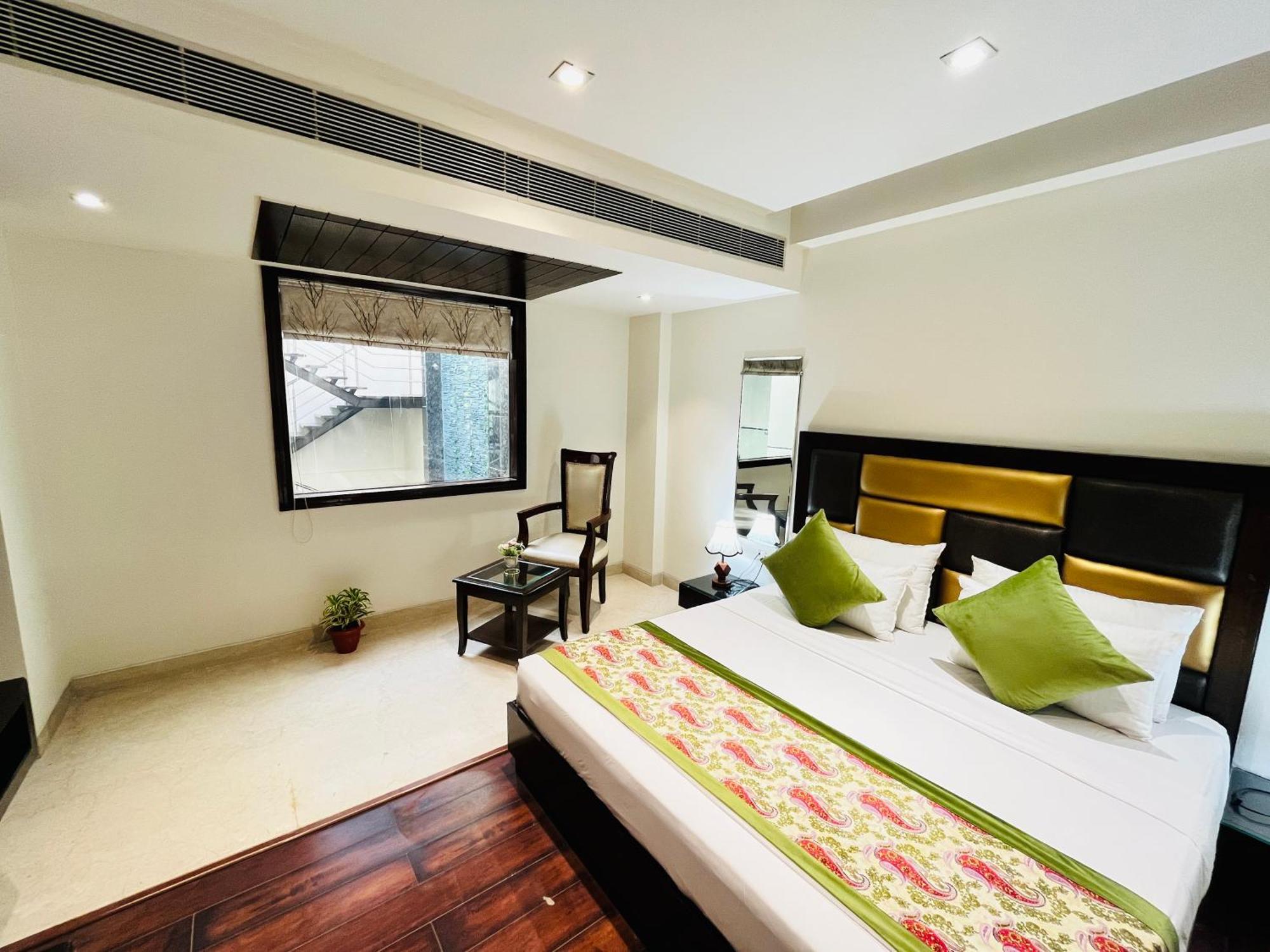 Hotel Aura Ip Grand Karkardooma Metro Station New Delhi Couple Friendly Экстерьер фото