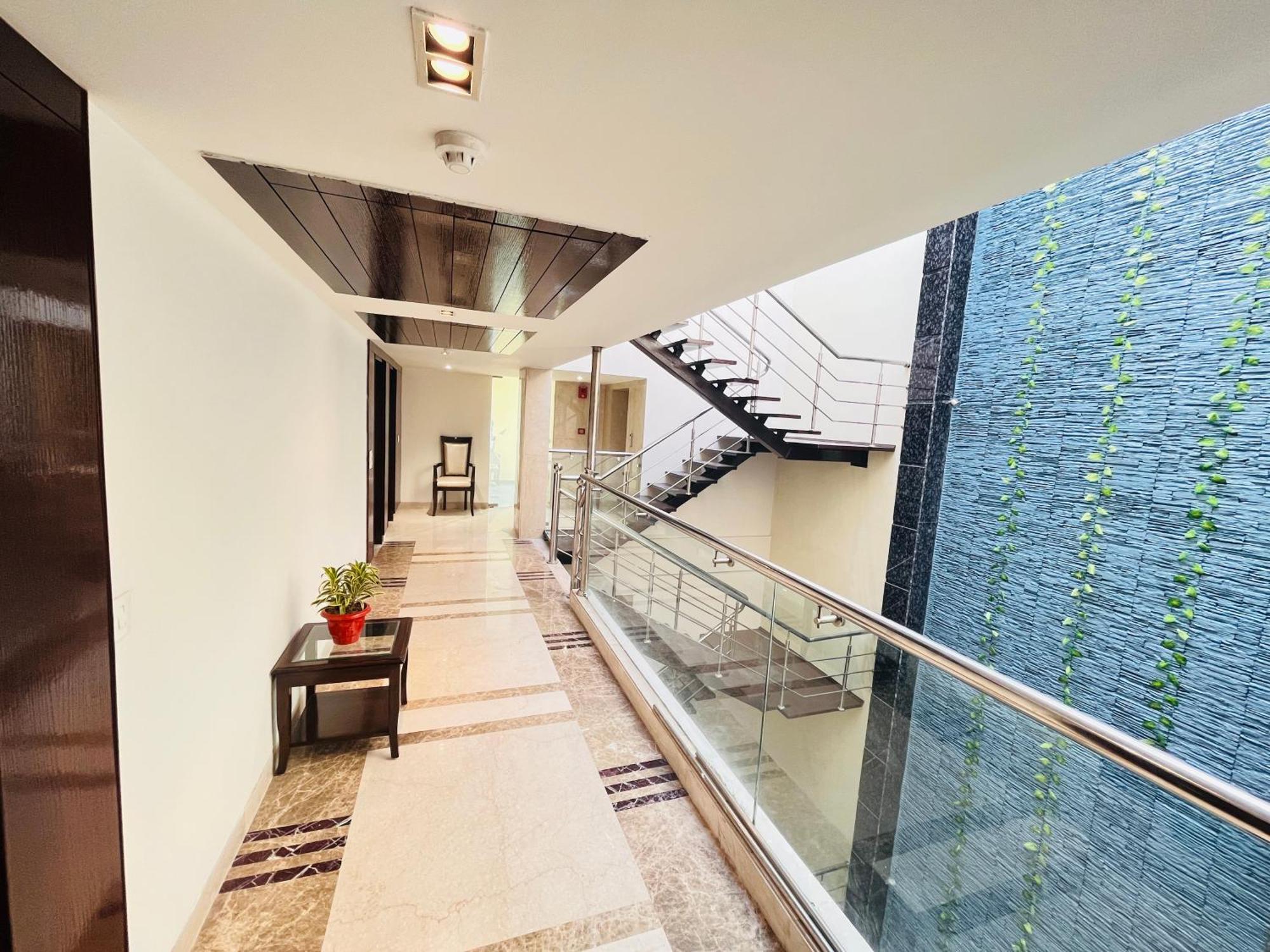 Hotel Aura Ip Grand Karkardooma Metro Station New Delhi Couple Friendly Экстерьер фото